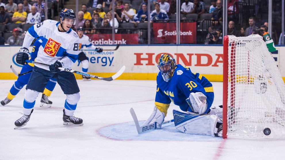 Teuvo Teravainen (Fínsko) strieľa na abránu švédskeho brankára Henrika Lundqvista na SP.