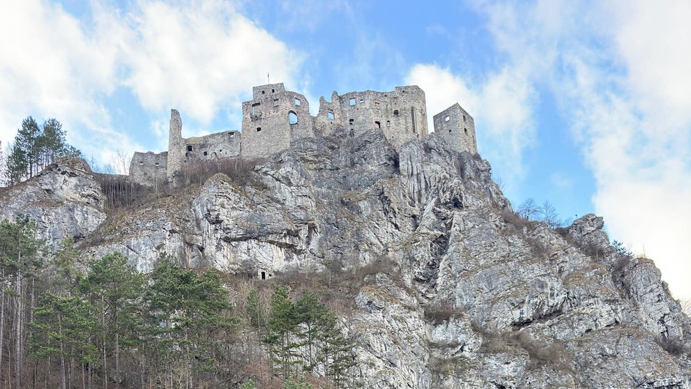 Český rybár Jakub Vágner loví hlavatky vo Váhu pod hradom Strečno.