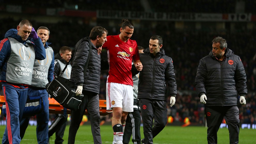 Zranený Zlatan Ibrahimovič z ManUtd opúšťa trávnik v odvete štvrťfinále EL proti Anderlechtu.