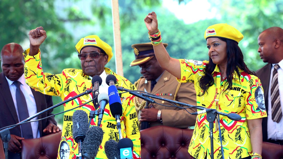 Ozbrojení zimbabwianski vojaci hliadkujú na ulici v Harare 15. novembra 2017.
