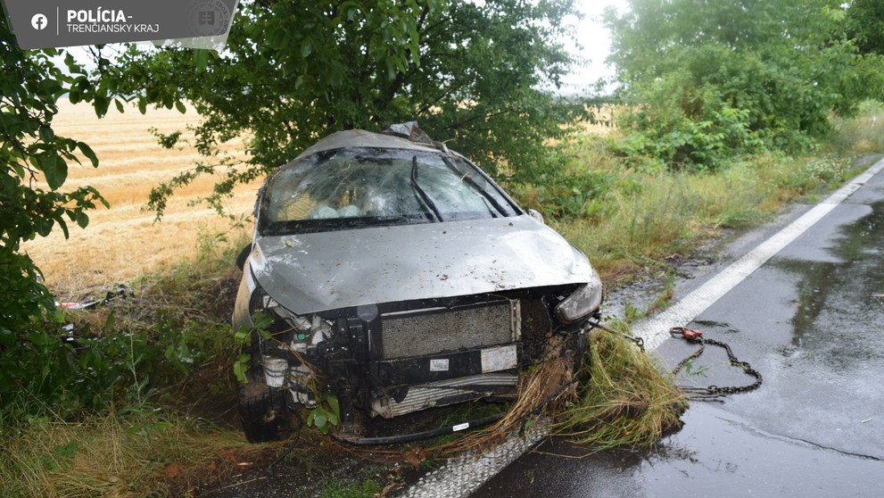 Auto roztrhalo na dve časti