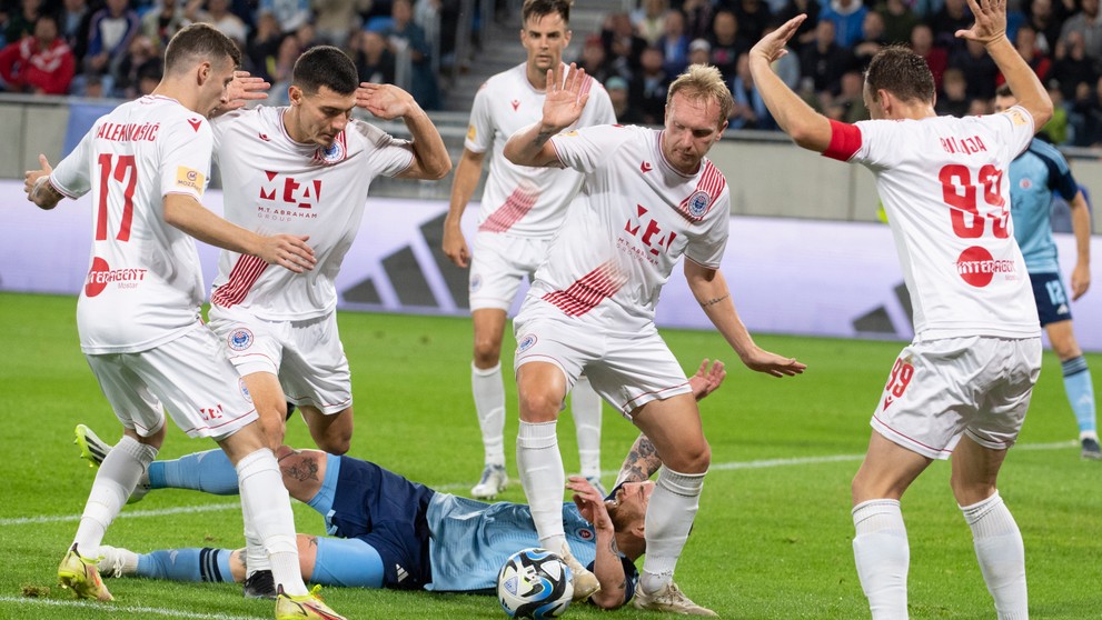 Na snímke Guram Kašia (ŠK Slovan)  leží na trávniku.