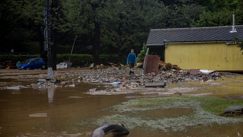 Voda v Jeseníku strháva domy.