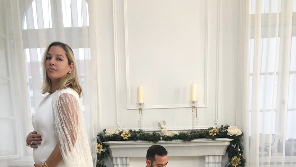 Exkluzívne zábery zo skúšky šiat počas šitia. 