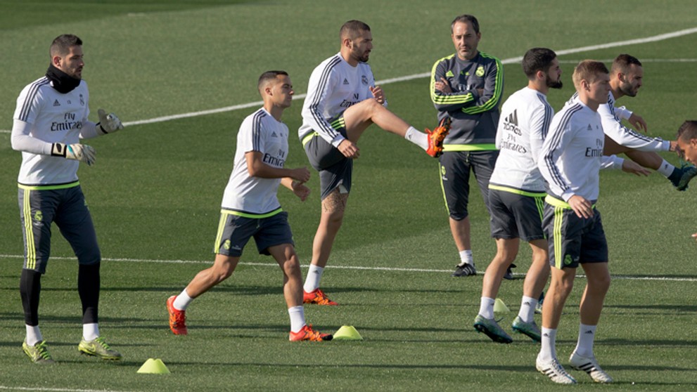 Futbalista Realu Madrid Karim Benzema (v strede) na tréningu pred  El Clasico