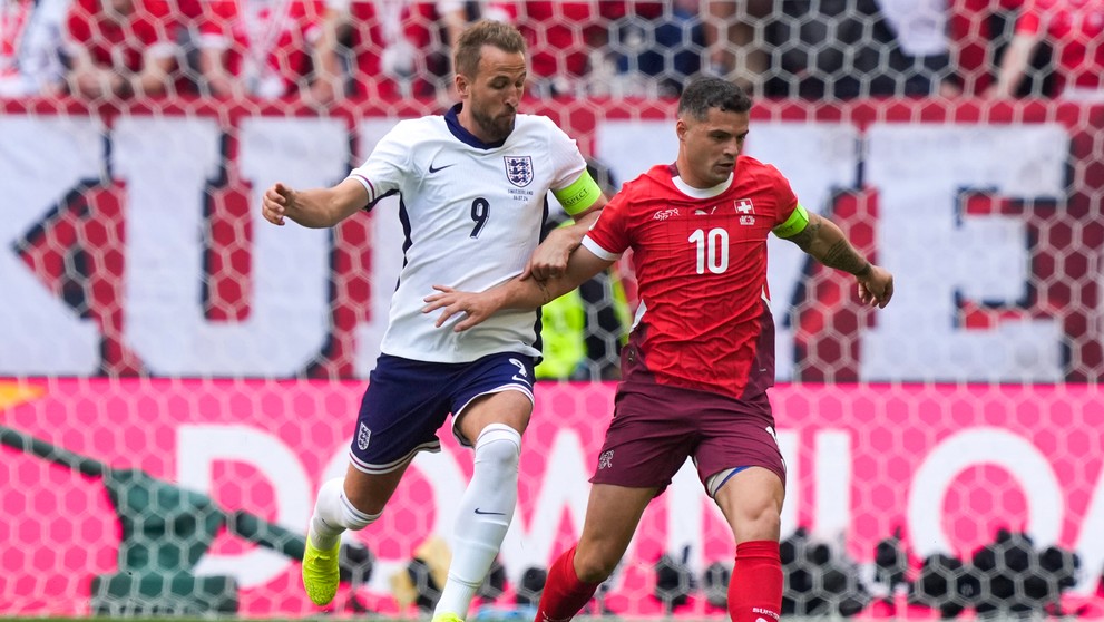 Anglický futbalista Harry Kane (vľavo) a švajčiarsky futbalista Granit Xhaka.