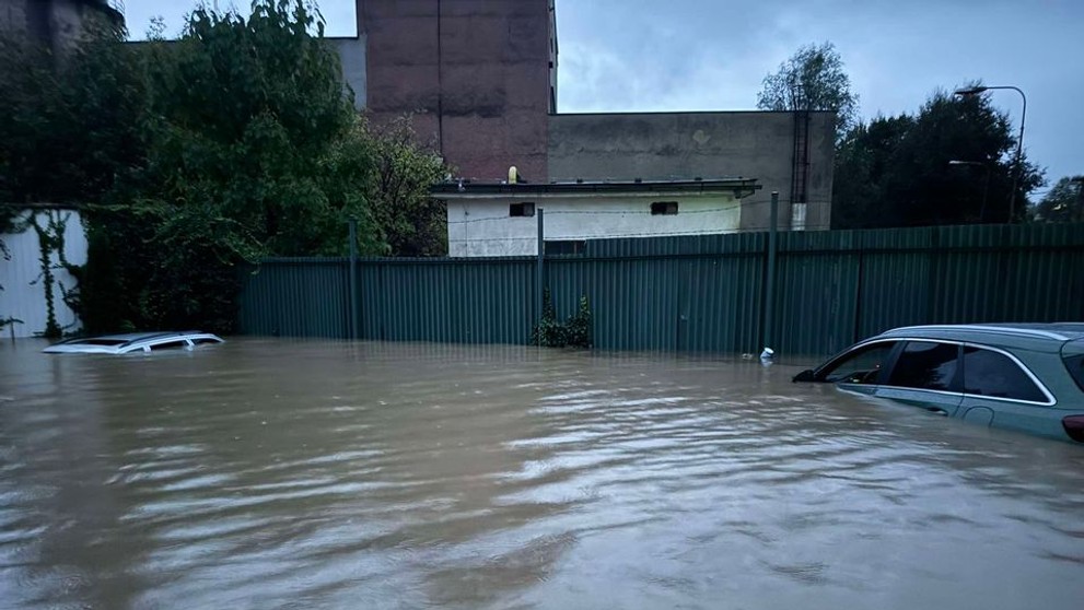 Hasiči pomáhajú s evakuáciou obyvateľov.