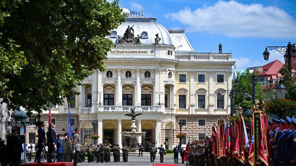 Prehliadka armády prezidentom po inaugurácii.