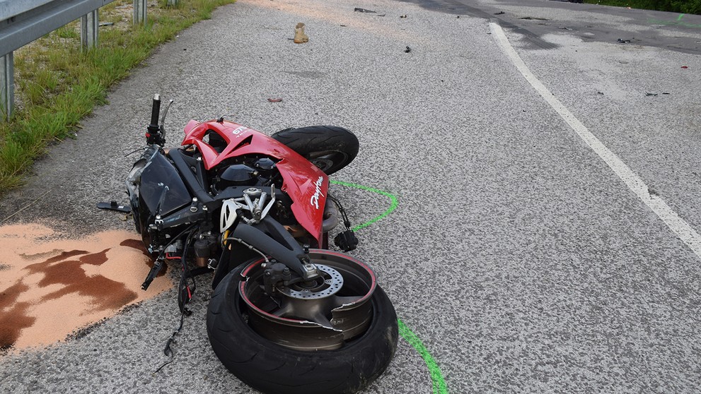 Tragická nehoda pri Bánovciach nad Bebravou si vyžiadala život motorkára.