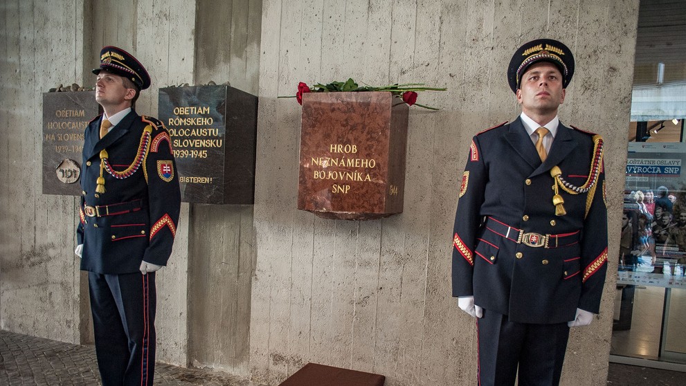 Na snímke sprava veterán SNP Vladimír Strmeň, premiér Peter Pellegrini a ministerka kultúry Ľubica Laššáková.