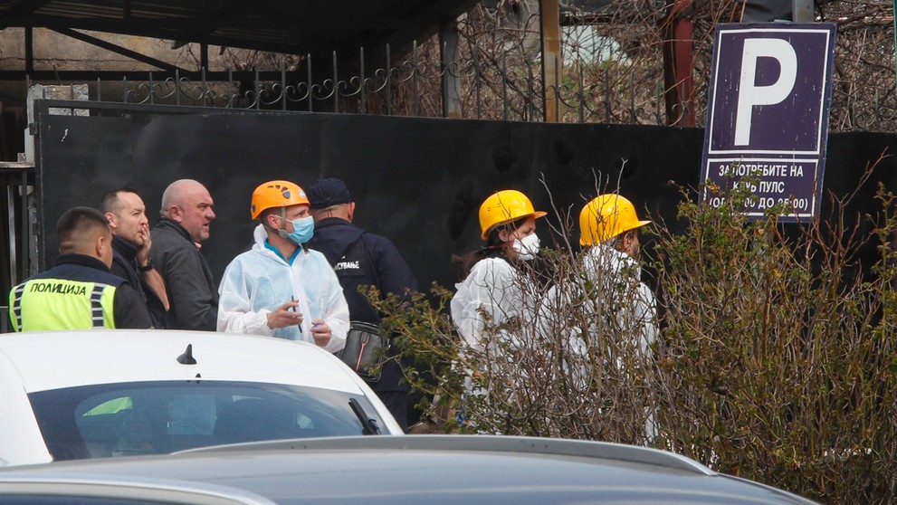 Policajní vyšetrovatelia po požiari v nočnom klube.