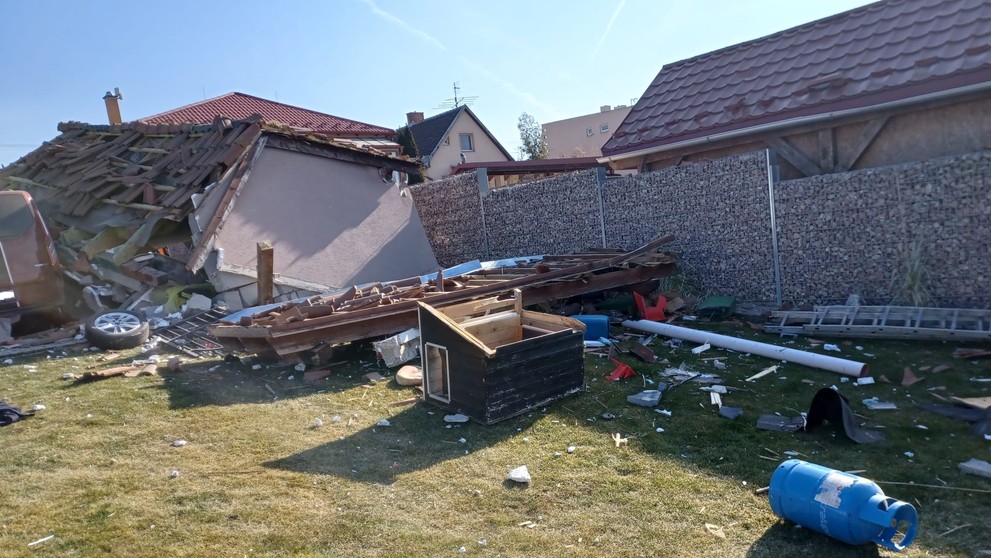 Trosky rozmetalo ďaleko za garáž.