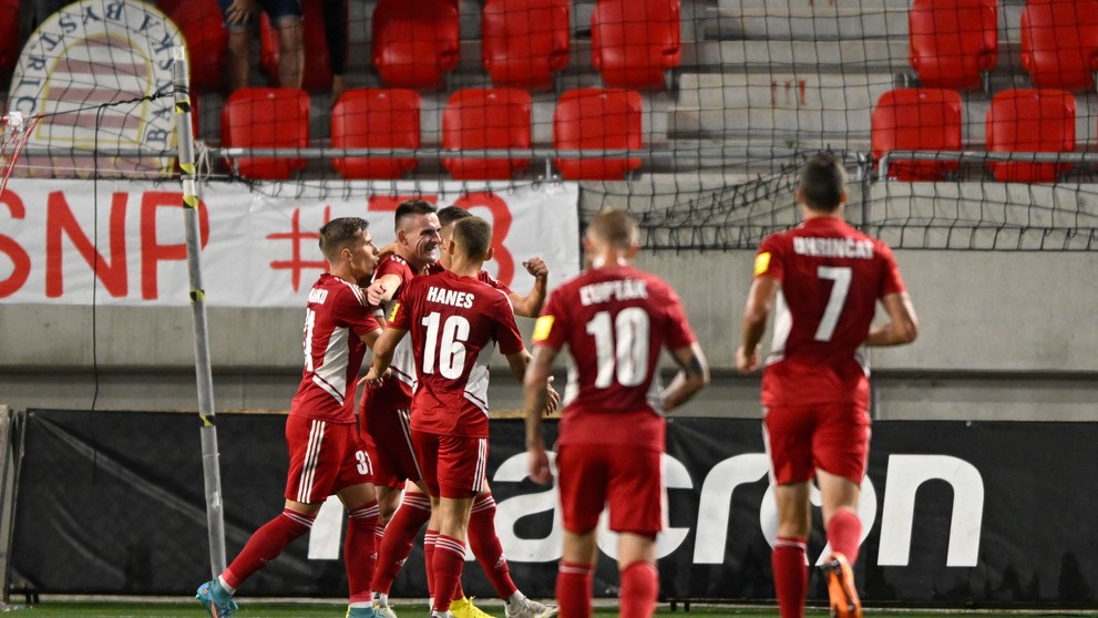 Hráči MFK Banská Bystrica sa tešia po góle v zápase 8. kola Fortuna ligy.