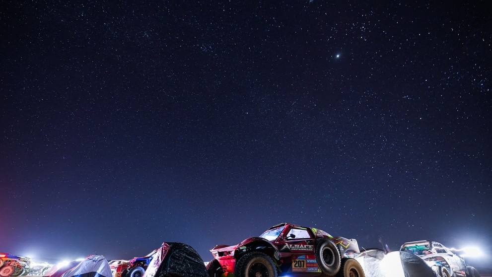 Bivouac na Rely Dakar v noci