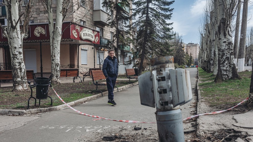 Nevybuchnutá ruská raketa zaborená v ceste v ukrajinskom meste Lysyčansk.