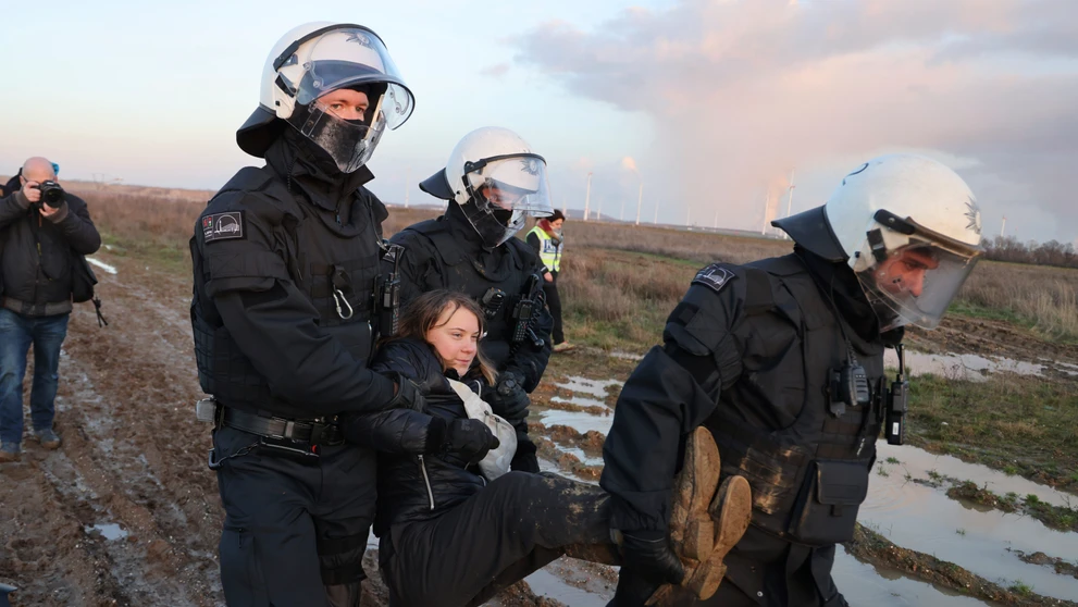 Policajti vyniesli z obce Lützerath klimatickú aktivistku Gretu Thunbergovú počas protestu proti rozšíreniu bane.