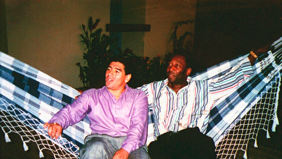 Na archívnej snímke z roku 1995 Maradona v spoločnosti Pelého v Sao Paulo.