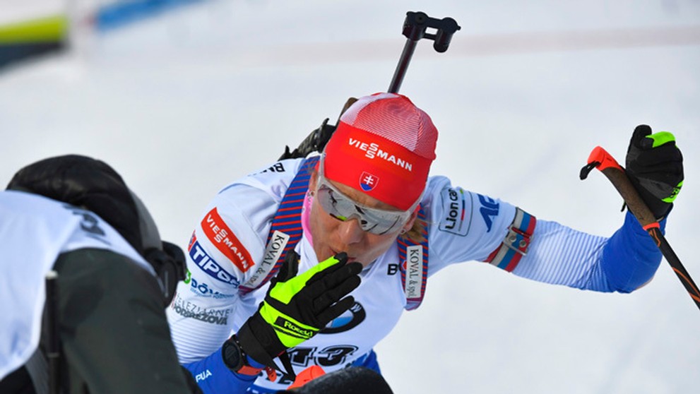 Biatlonistka Anastasia Kuzminová oslavuje triumf v šprinte na MS v Östersunde.