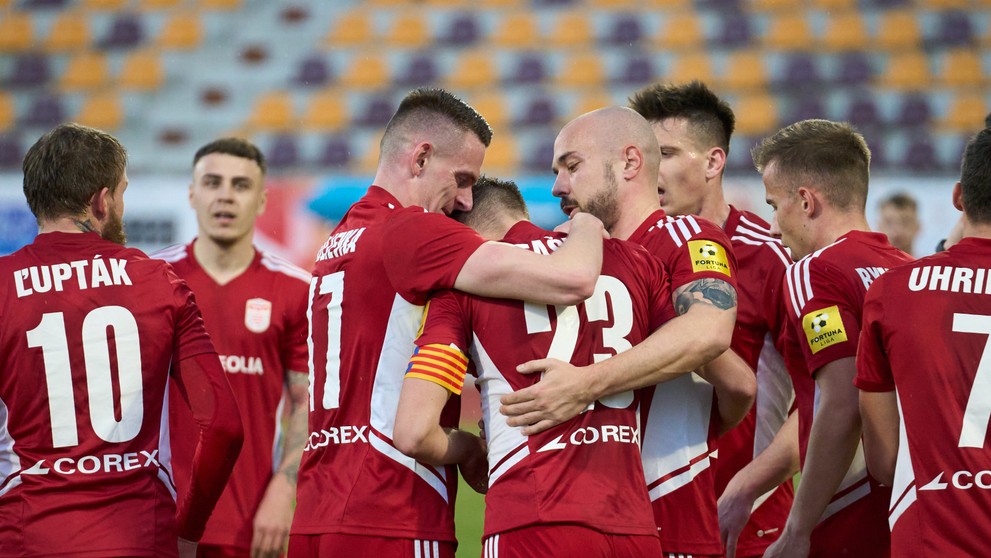 Spoluhráči objímajú Michala Faška.