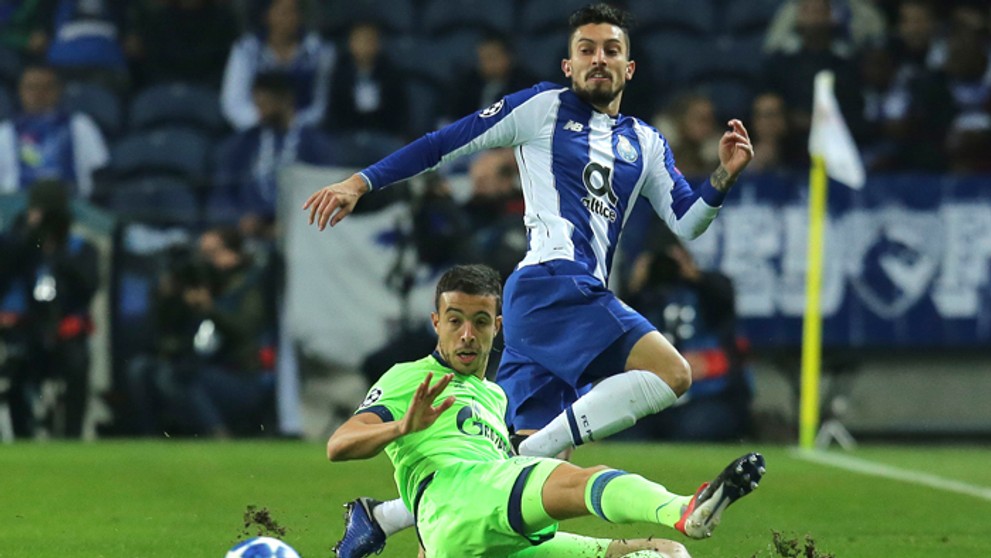 Hráč Porta Alex Telles a útočník Franco Di Santo zo Schalke počas zápasu v skupinovej fáze LM.