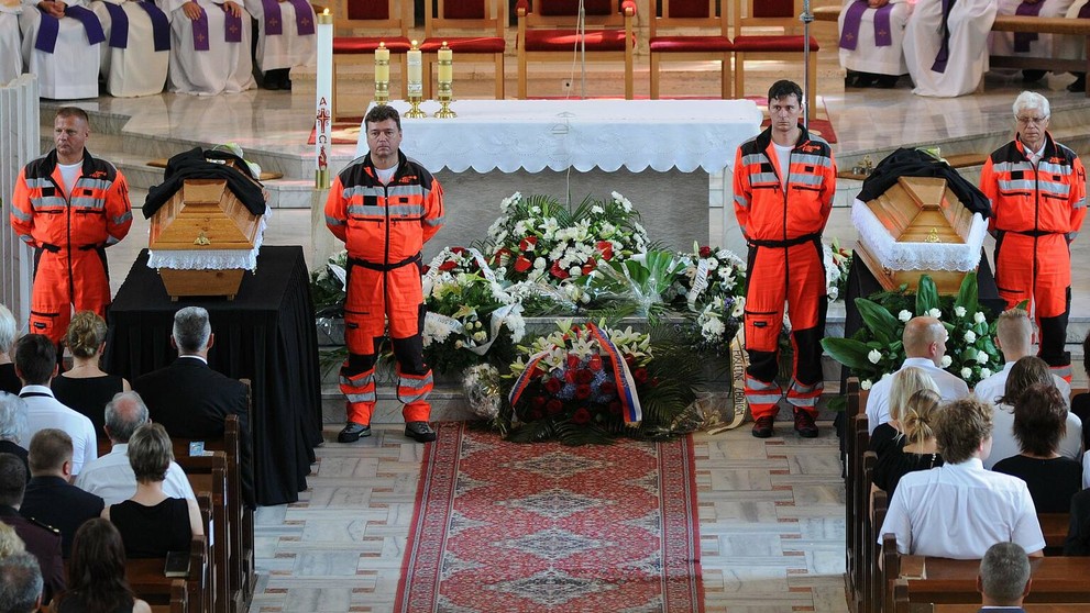 Na snímke pohľad na rozlúčku s obeťami havárie vrtuľníka v Konkatedrále Sedembolestnej Panny Márie v Poprade
