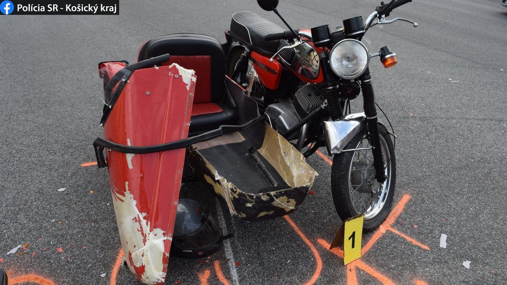 Muž viezol na motocykli dieťa