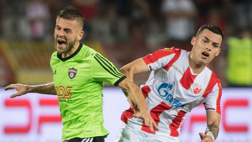 Trnavčan Anton Sloboda a hráč Crvenej zvezdy Nemanja Radonkič (vpravo) v zápase 3. predkola LM.