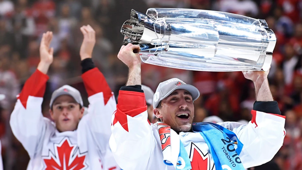 Brad Marchand s trofejou pre víťaza Svetového pohára, vďaka ktorému ju Kanada získala.