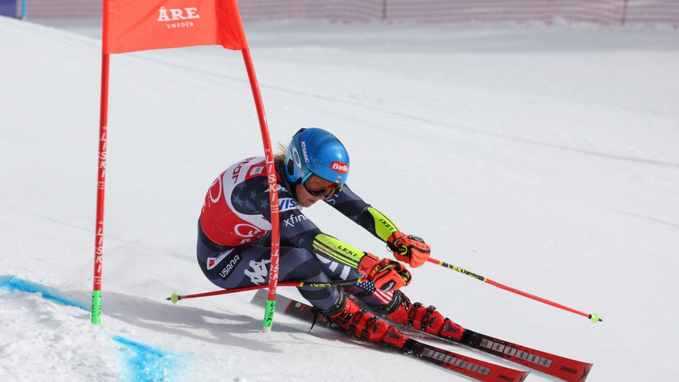 Mikaela Shiffrinová na trati počas 1. kola obrovského slalomu v Aare.