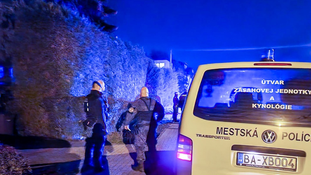 Bratislavčanov vystrašil muž so sekerou.