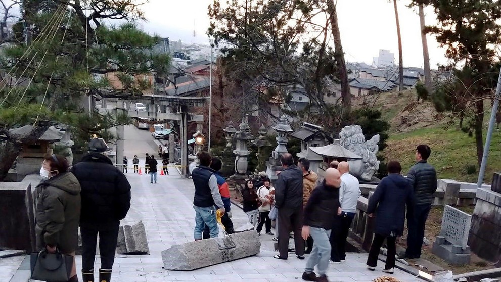 Poškodená brána v meste Kanazawa.