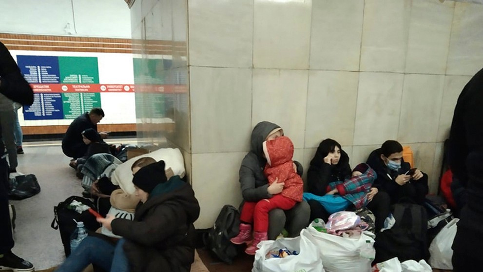 Celé rodiny sa v metre ukrývajú pred vojenskými strelami