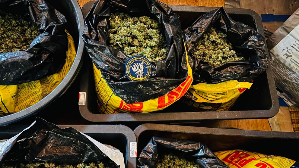 Policajti zhabali viacero vrecúšok.