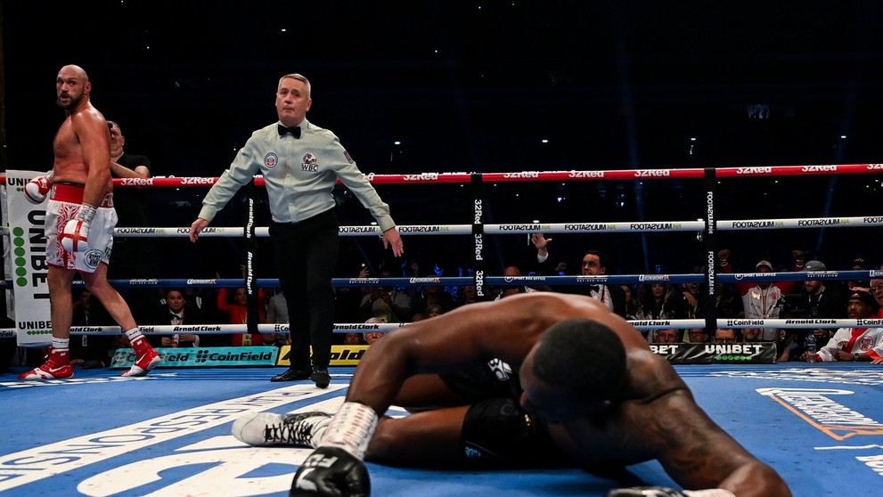 Britský boxer Tyson Fury knokautoval v londýnskom Wembley krajana Dilliana Whytea a vo svojom záverečnom dueli kariéry obhájil titul majstra sveta organizácie WBC v ťažkej váhe.