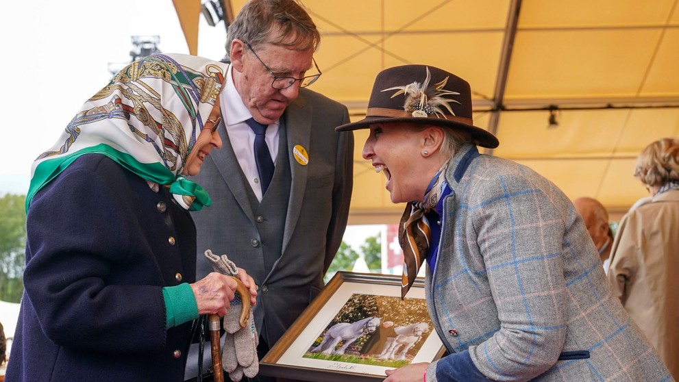 Kráľovná konverzovala so skupinou ľudí