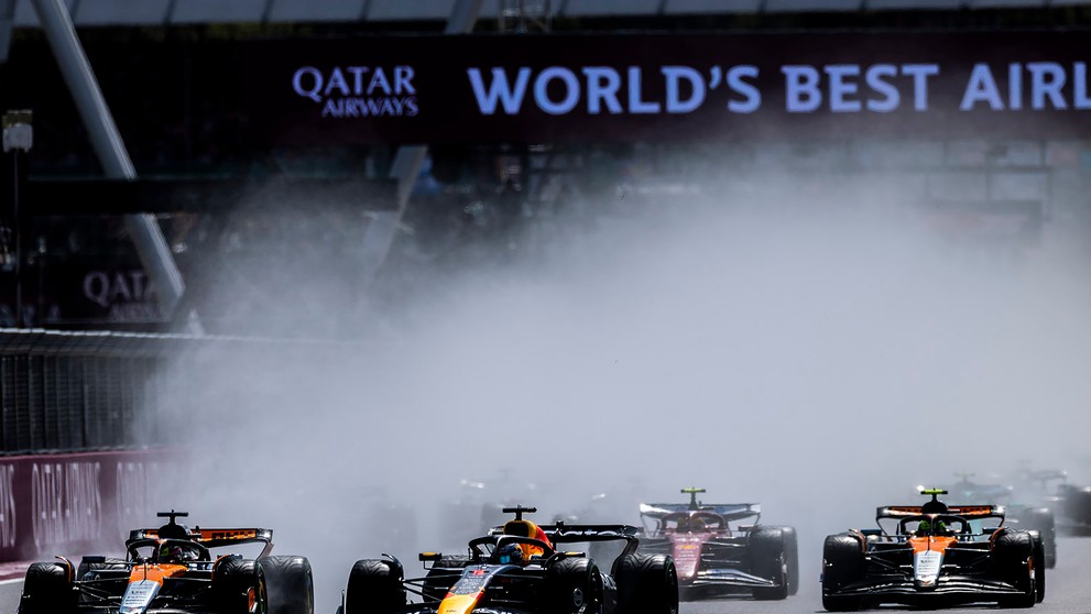 Štart Veľkej ceny Veľkej Británie priniesol veľa vzruchu.