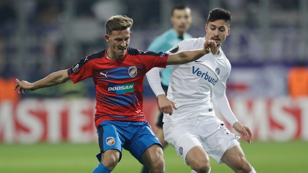 Patrik Hrošovský (vľavo) z Viktorie Plzeň v súboji o loptu s Tarkanom Serbestom z Austrie Viedeň v dueli EL.