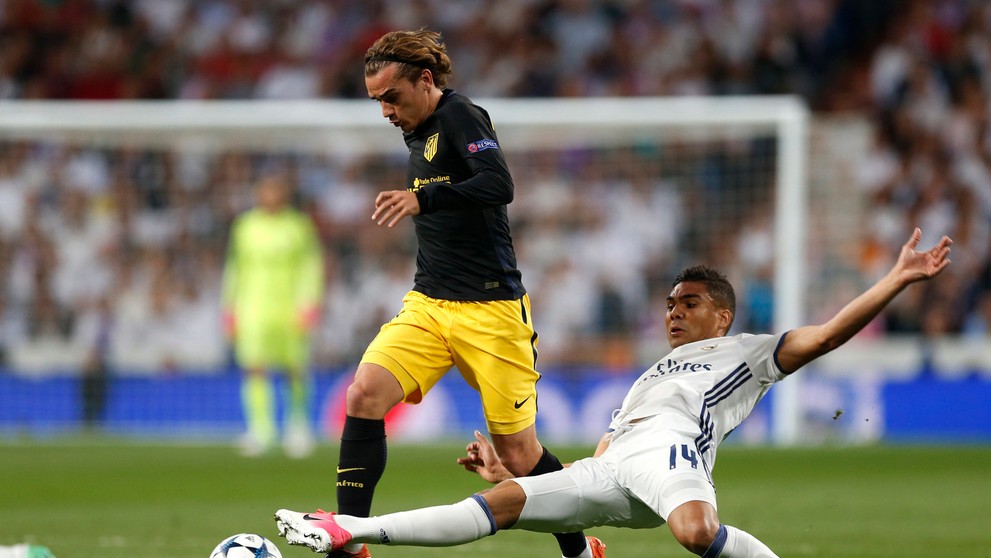 Antoine Griezmann (vľavo) z Atlética sa snaží v semifinále LM uniknúť Casemirovi z Realu.
