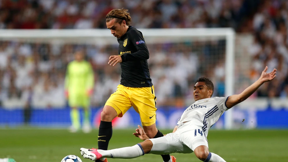 Antoine Griezmann (vľavo) z Atlética sa snaží v semifinále LM uniknúť Casemirovi z Realu.