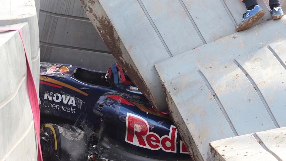 Carlos Sainz havaroval na tréningu.