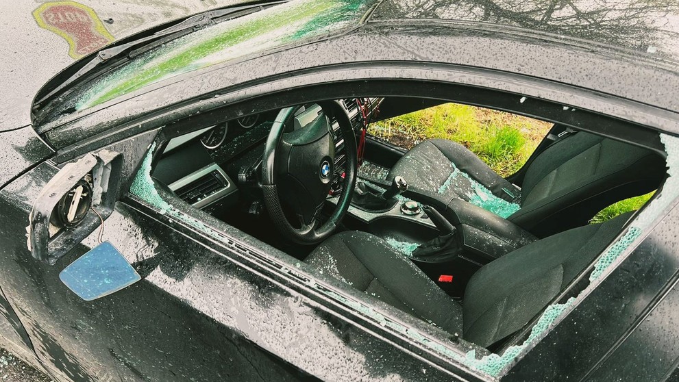 Vodič zastavil, až keď policajti strieľali.