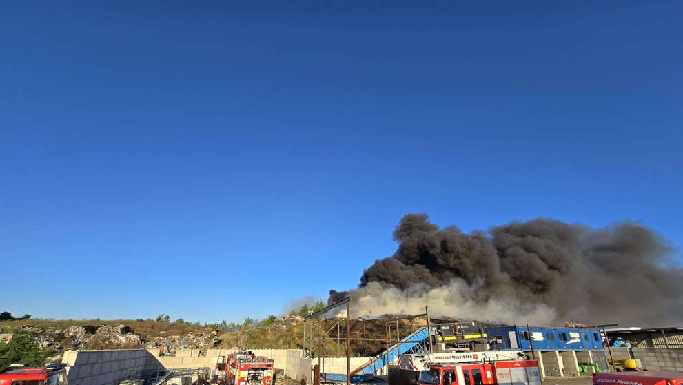 Nelegálna skládka v Bratislave je v plameňoch.