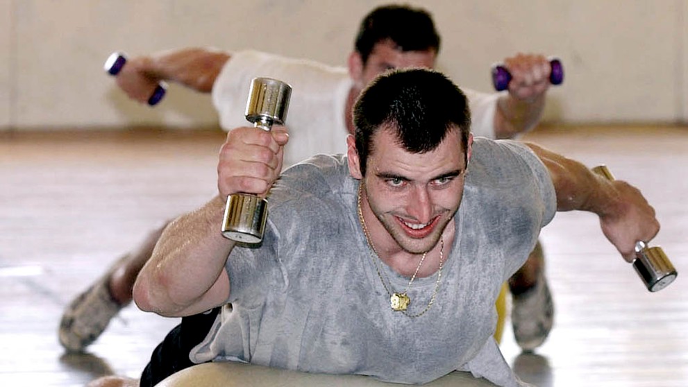 Zdeno Chára cvičí s činkami na snímke z augusta 2001.