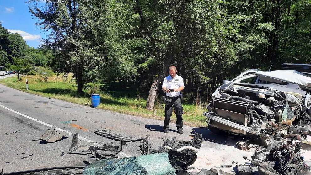 Vážne zraneného vodiča previezli do nemocnice.