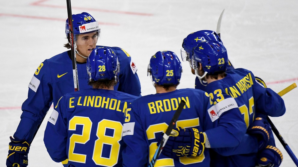 Švédski hráči sa radujú po úvodnom góle.