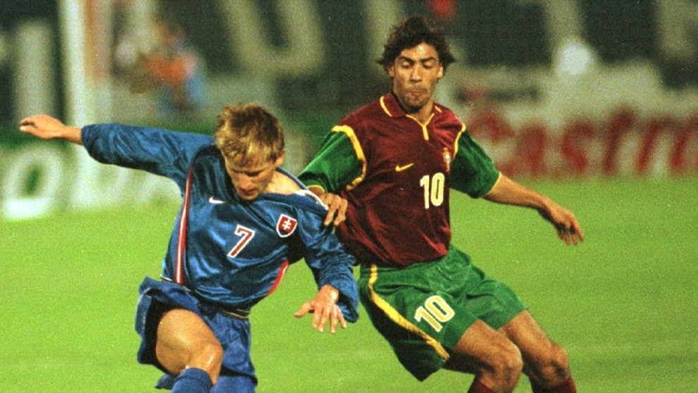 Miroslav Sovič a Rui Costa v súboji o loptu v kvalifikačnom zápase na EURO 2000 Slovensko - Portugalsko.