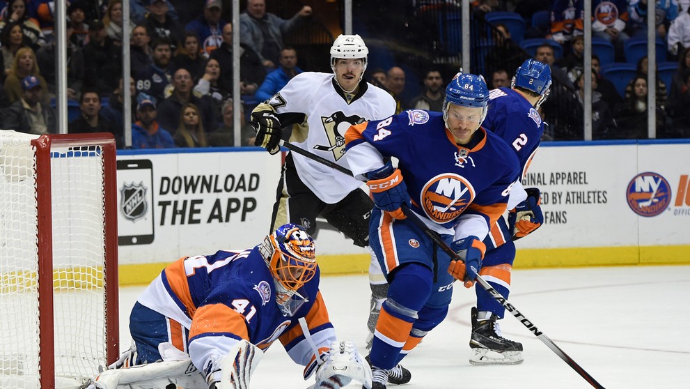 Michail Grabovskij sa prizerá, ako Jaroslav Halák zastavuje puk.