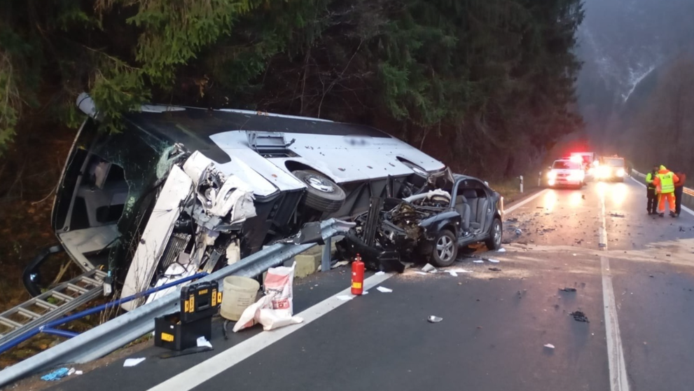 Na Orave sa zrazil autobus s osobným autom.