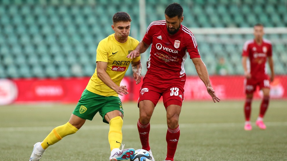 Zľava v súboji o loptu Dávid Ďuriš (Žilina) a Boris Godál (Banská Bystrica) v zápase 7. kola Niké ligy.
