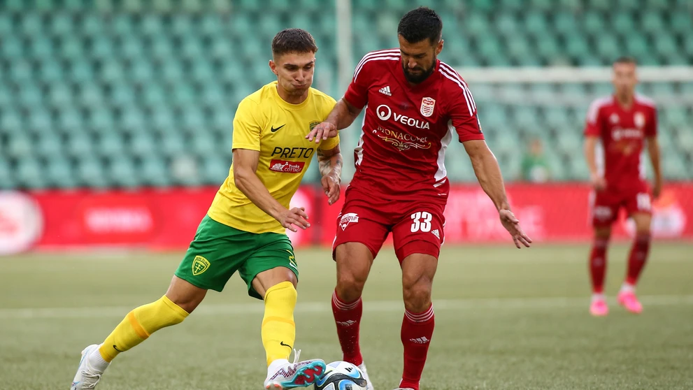 Zľava v súboji o loptu Dávid Ďuriš (Žilina) a Boris Godál (Banská Bystrica) v zápase 7. kola Niké ligy.